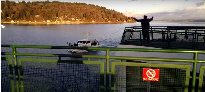 ΗΠΑ: Σκάφος χτυπά ferry boat και … συνεχίζει την πορεία του (βίντεο)